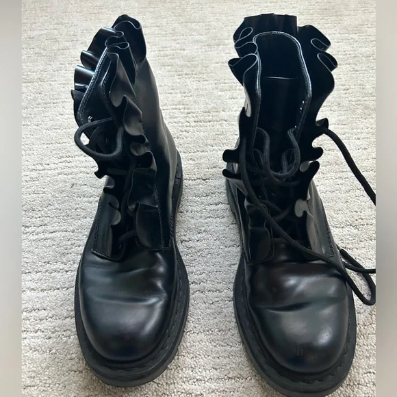 VALENTINO black ruffled Chelsea boot. - Picture 6 of 8